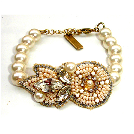 रंगीन राइनस्टोन बीडेड डिज़ाइनर चार्म ब्रेसलेट व्यास: 65 मिलीमीटर (मिमी)