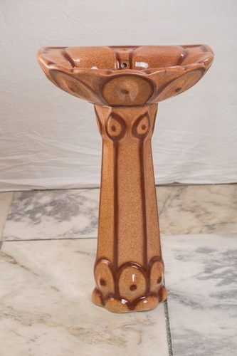 भूरे रंग का क्राउनी वॉश बेसिन