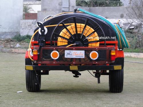 ट्रैक्टर पर चढ़कर ट्रेलर स्प्रेयर
