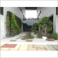 कोर्टयार्ड वर्टिकल गार्डनिंग