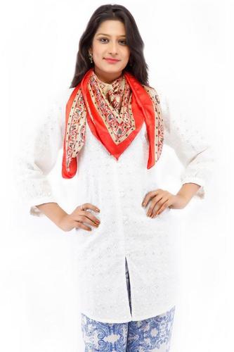 स्कारलेट रेड साटन प्रिंटेड रेडीमेड स्कार्फ