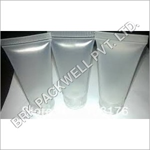 सफेद प्लास्टिक ट्यूब