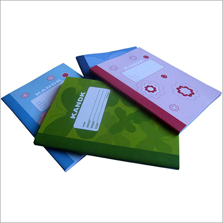 विभिन्न रंगों के साथ स्कूल नोटबुक