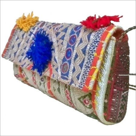 हस्तनिर्मित कढ़ाई वाली पर्स