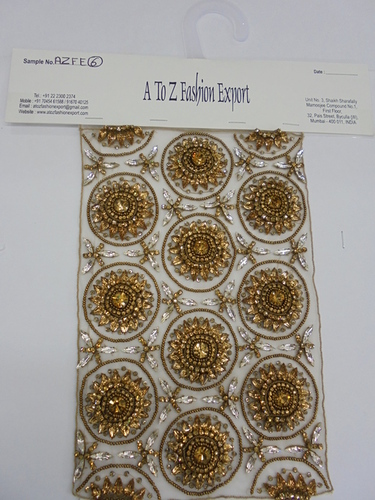 हाथ से मोती से कढ़ाई की गई ड्रेस