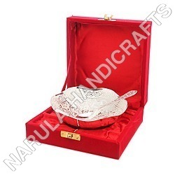 चांदी के परत वाली कटोरी