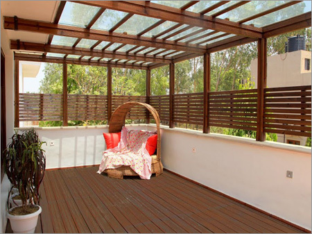 पाइन वुड बाहरी