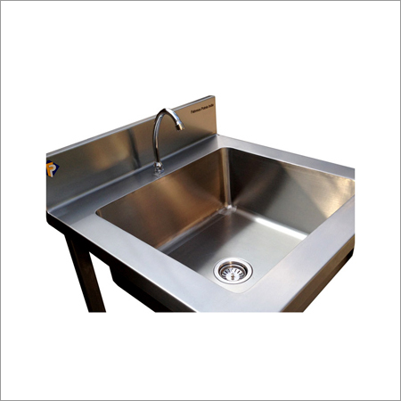 एक व्यक्ति द्वारा पैर से संचालित सिंक का क्लोज़ अप