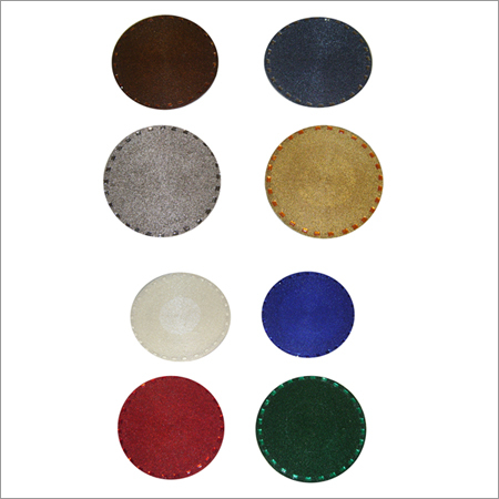 गोल चटाइयाँ रखें