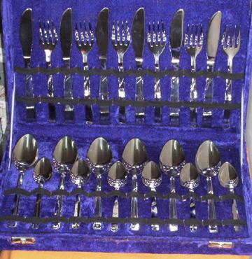 प्लेटों और चाकू-काँटे का सामान