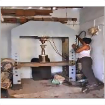 री डाई कास्टिंग के बाद हाइड्रोलिक्स द्वारा रोटर में दस्ता डालना