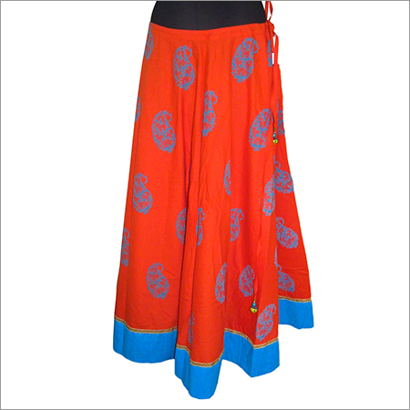 लड़कियों की लंबी स्कर्ट