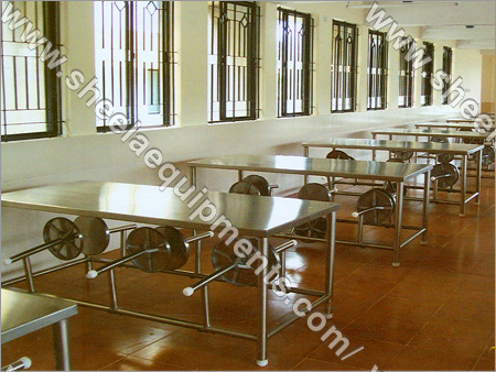 डाइनिंग टेबल