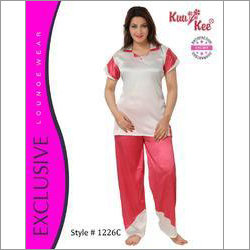 महिलाओं के साटन नाइट सूट
