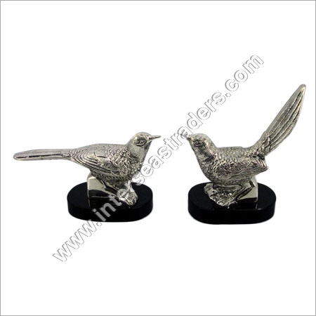 धातु के पक्षी मूर्तियाँ