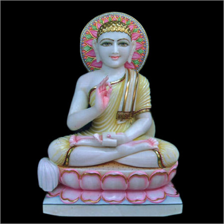 खुदी हुई संगमरमर की बैठी हुई बुद्ध की मूर्ति