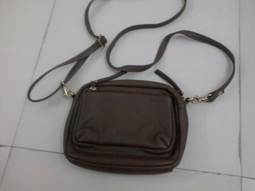 महिलाओं का चमड़े का बैग