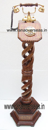 पॉलिश किए हुए लकड़ी के टेलीफोन