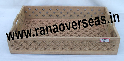 पॉलिश की हुई लकड़ी की ट्रे