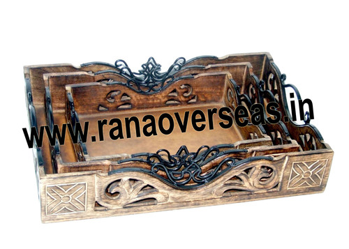 पॉलिश की हुई लकड़ी की ट्रे