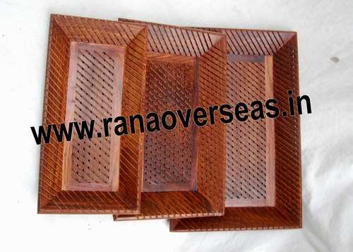 पॉलिश की हुई लकड़ी की ट्रे