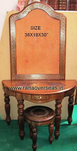 ब्राउन वुडन ड्रेसिंग टेबल