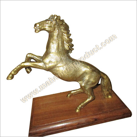 पीतल के घोड़े की मूर्ति