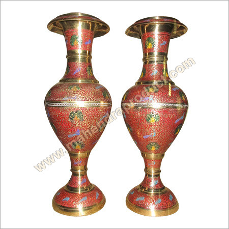 पीतल का गमला जिस पर घुमावदार फूलदान है