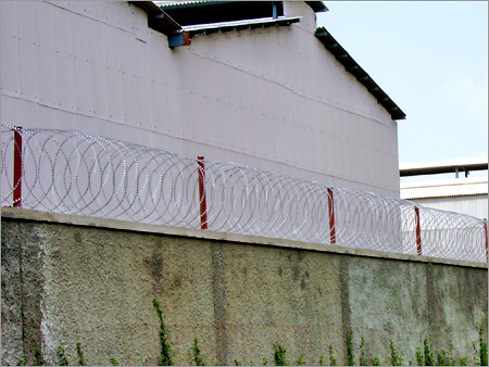 सुरक्षा बाड़