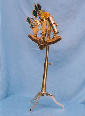 तिपाई पर पीतल का सेक्स्टेंट