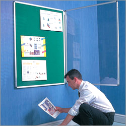 एक्रिलिक कवर वाला नोटिस बोर्ड