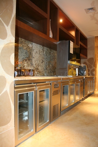 DecK Bar, कांच के दरवाजे के साथ पेय चिलर