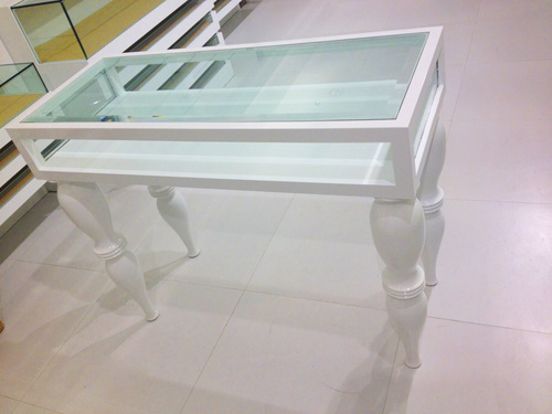 लकड़ी का डिस्प्ले टेबल