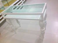 लकड़ी का डिस्प्ले टेबल