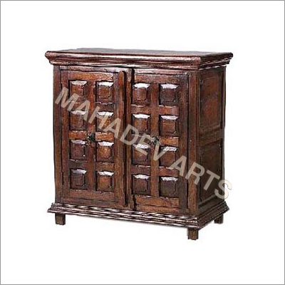 लकड़ी की नक्काशीदार साइड बोर्ड