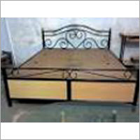 डिजाइनर लोहे का बिस्तर