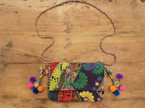 विंटेज कशीदाकारी पर्स