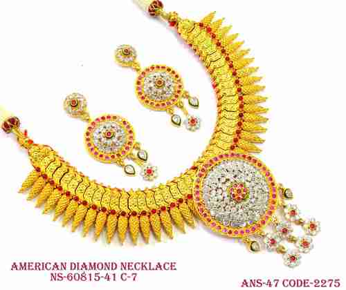 डायमंड नेकलेस लिंग: महिलाएं