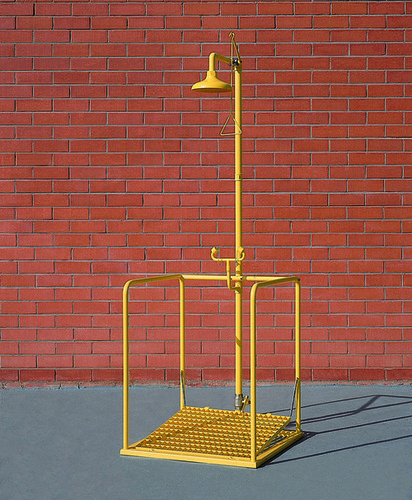 सेफ्टी शावर प्लेटफॉर्म संचालित