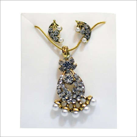 प्राचीन पेंडेंट सेट