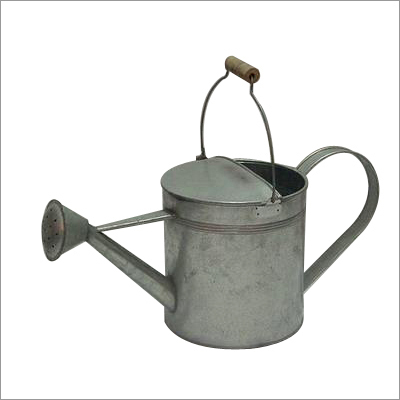 धातु का पानी देने वाला बर्तन