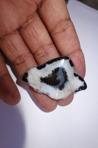 व्हाइट एंड ब्लैक ड्रूज़ी