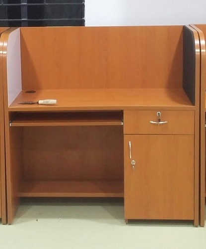 साइड कवर के साथ टेबल