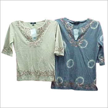 महिलाओं के कपड़े (ऊपर)