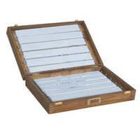 स्ट्रेचिंग स्ट्रिप्स के साथ इन्सेक्ट बॉक्स