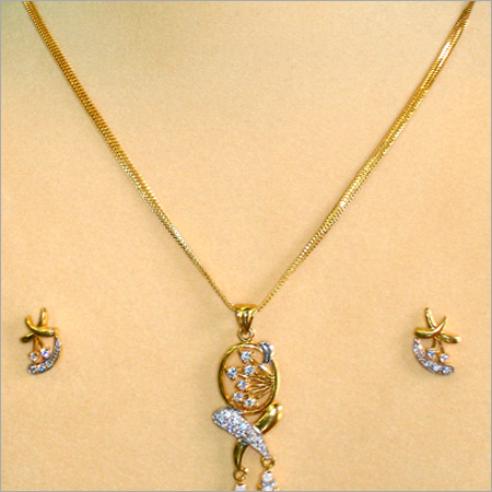 कान की बाली के साथ सोने की चेन