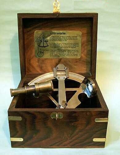 लकड़ी के बक्से के साथ समुद्री सेक्सटेंट