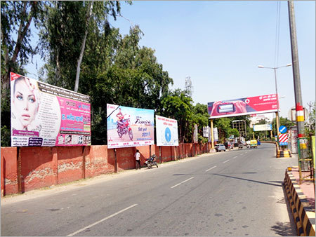 सड़क किनारे होर्डिंग डिस्प्ले