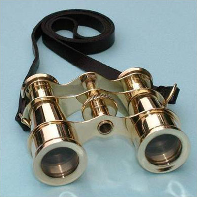 पट्टी के साथ पीतल की दूरबीन