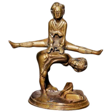 मेटल ब्रास बॉयज़ प्लेइंग स्टैच्यू